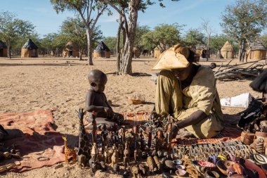Çöldeki yerel halk.