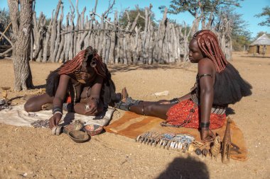 Namibya 'daki Afrikalı kabile insanları.