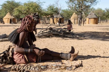 Geleneksel giysili ve siyah elbiseli Afrikalı kadın.