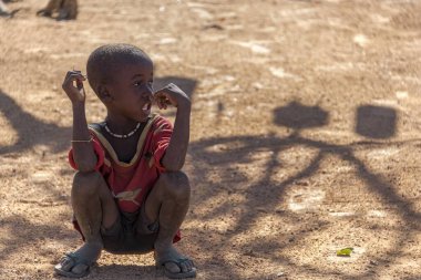 Kenya köyündeki zavallı çocuk.