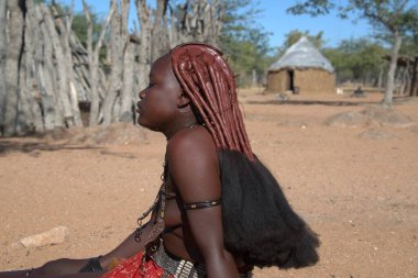 Himba kabilesi Namibya 'nın geleneksel köyünde bir kadın.