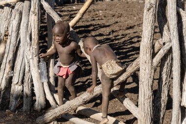 Masai Mara köyünde çocuklar oynuyor.