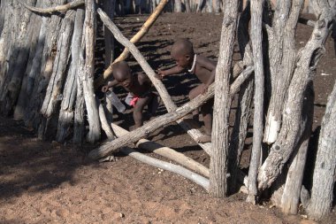 Köyde bir çocuk ve bir çocuk.