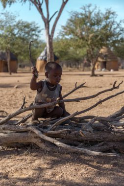 Namibya ulusal parkında küçük bir çocuk.