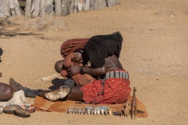 Parkta oynayan Afrikalı çocuk ailesi
