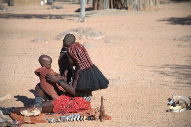 Köydeki Afrikalı insanlar.