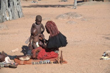 Çölde bir grup insan.