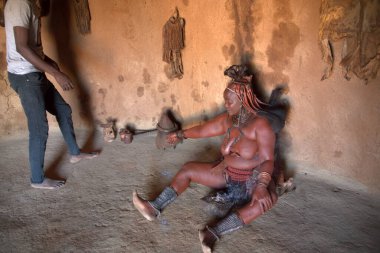 Çölde geleneksel giysili bir adam