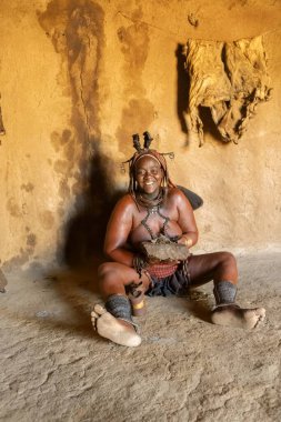 Siyah beyaz elbiseli bir siyah adam.