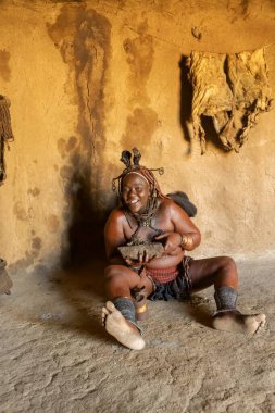 Geleneksel Afrika kostümlü bir adam.