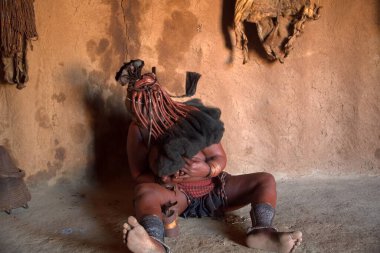 Geleneksel kabile kostümü giymiş bir adam. San Miguel köyünün kuzeyindeki vadi köyünde.