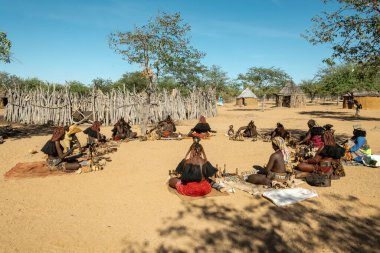 Geleneksel giysiler içinde Afrikalı kadınlar