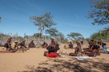 Geleneksel giyinmiş Afrikalı insanlar