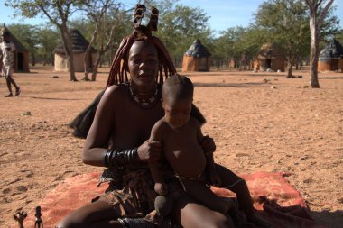 Çocuğuyla birlikte geleneksel köy Namibya 'da bir Afrika kabilesi.
