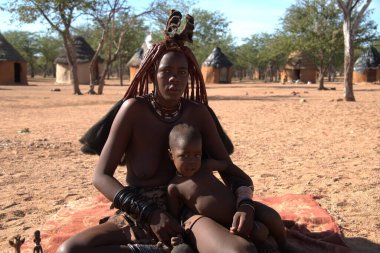 Çölde çocuklu Afrikalı bir kadın.