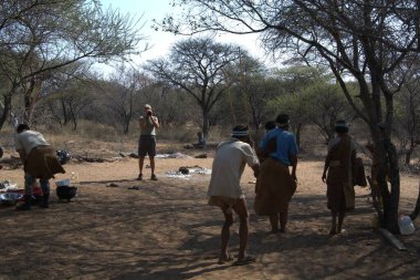Çöldeki kadın ve erkekler