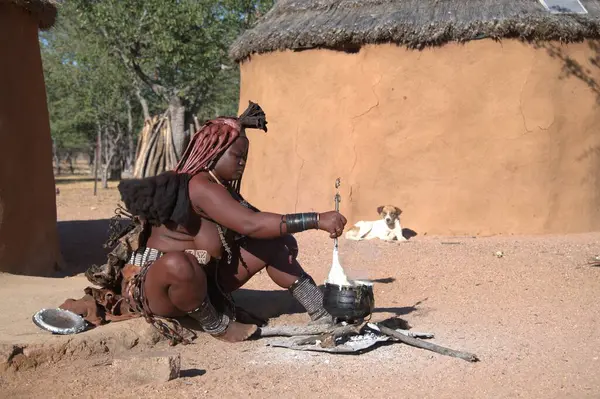 Çölde köpeği olan bir adam.