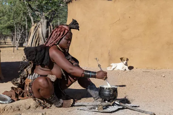 Tipik bir Afrika kabilesi kostümü giymiş bir kadın.