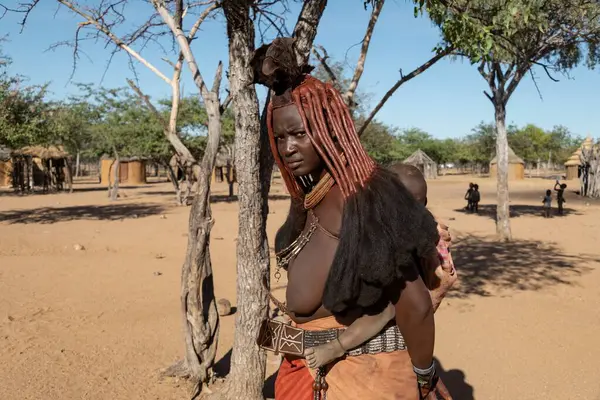 Afrika çölünde bir kadın kabilesi