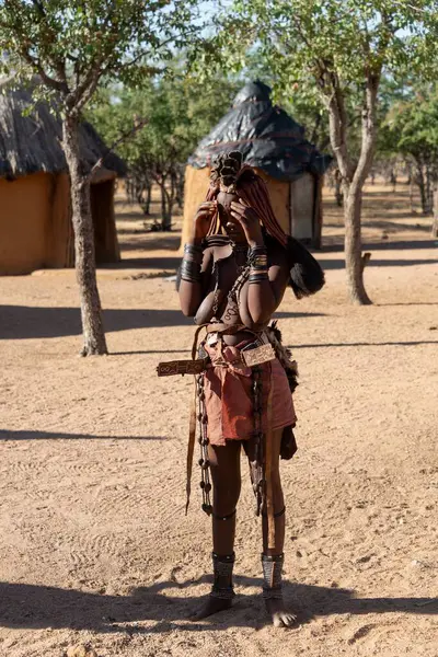 Bir köydeki Afrikalı savaşçı.