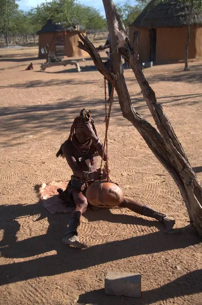 Çölde genç bir kadın.