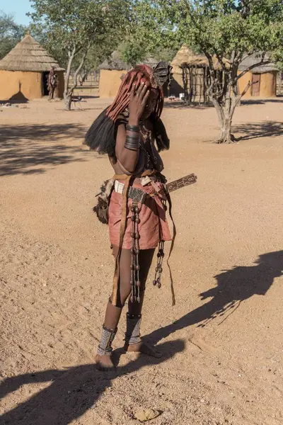 Geleneksel kostümlü bir kadın.