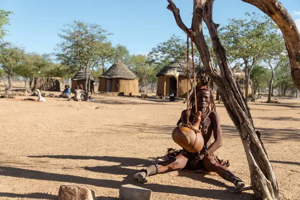 Büyük bir omo kabilesi olan Afrikalı kabile kadını.