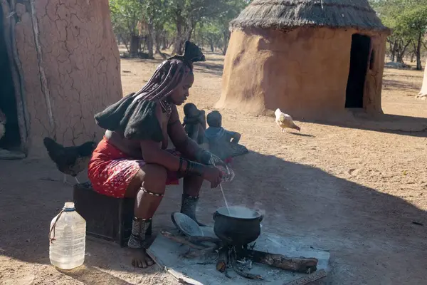 Sırt çantası ve çadırı olan Afrikalı kadınlar