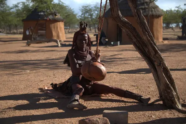 Geleneksel giyinmiş Afro-Amerikan adam.