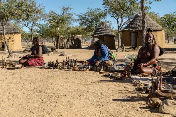 Geleneksel köydeki Afrikalı insanlar