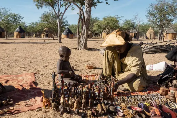 Çöldeki yerel halk.