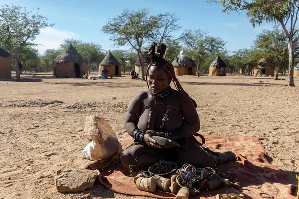 Çantası ve çantası olan Afrikalı kadın.