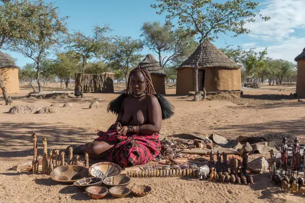 Köyde geleneksel bir Afrikalı kabilesi olan kız.