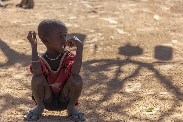 Kenya köyündeki zavallı çocuk.