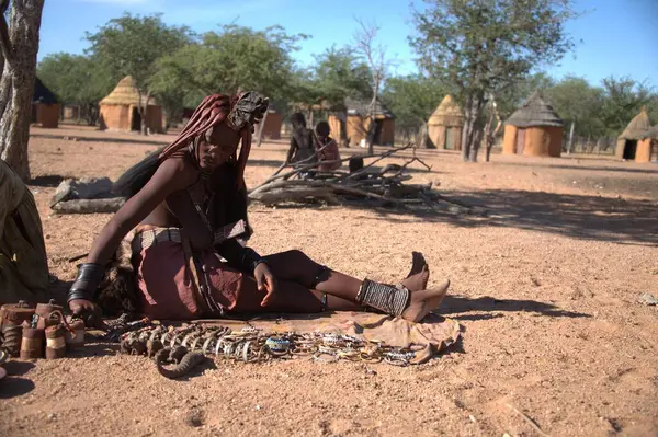 Geleneksel kostümlü genç Afrikalı kadın ve bir deve.