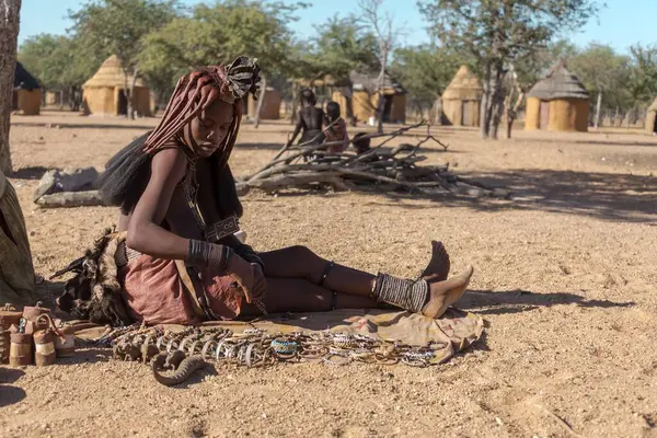 Geleneksel giyinmiş Afrikalı kadın