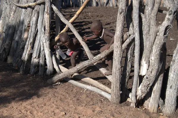 Köyde bir çocuk ve bir çocuk.