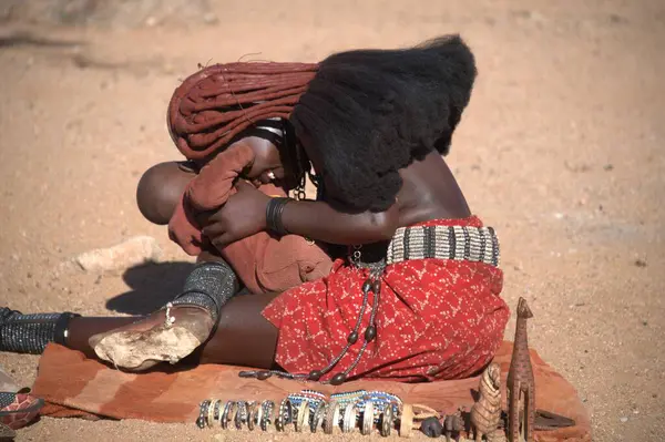 Etiyopya 'dan geleneksel elbiseli bir kadın.