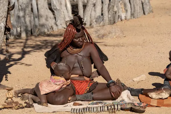 Geleneksel giyinmiş kadınlar