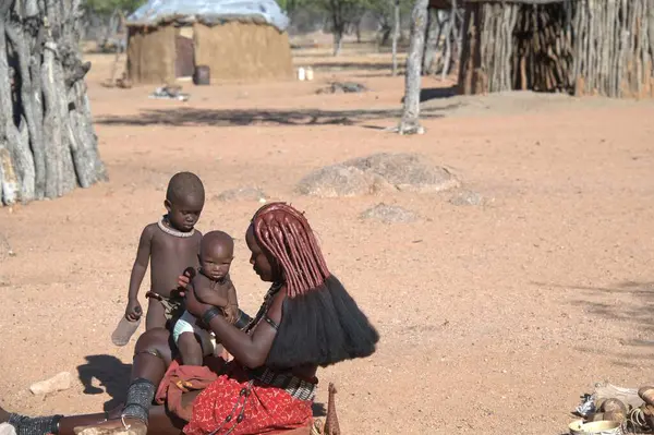 Anne, kız ve oğul köyde.