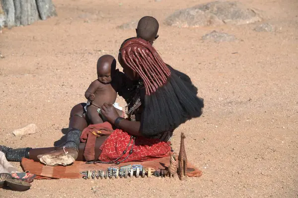 Çölde gitarlı, elbiseli bir çift adam.