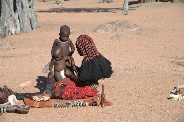 Çölde bir grup insan.