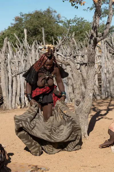 Geleneksel giyinmiş Afrikalı kadın