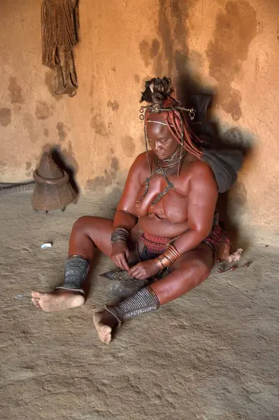 Stüdyoda bir erkek dansçının portresi.