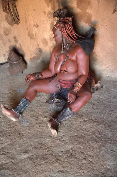 Kenya 'da geleneksel kostümlü Afrikalı kadın