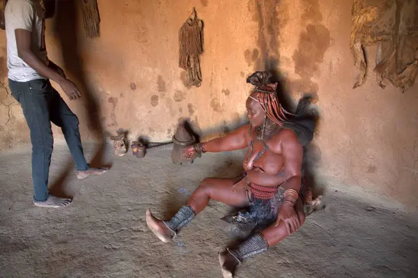 Çölde geleneksel giysili bir adam