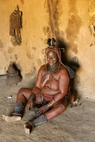 Çölde çantalı ve şapkalı bir adam.