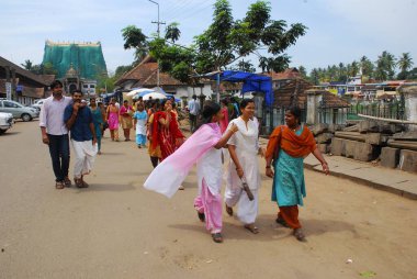Hindistan, Rajasthan, Hindistan. Hindistan Caddesi 'nden geçen 27 kişi.