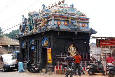 Şehrin ortasında Hindu tapınağı olan bir tapınak.