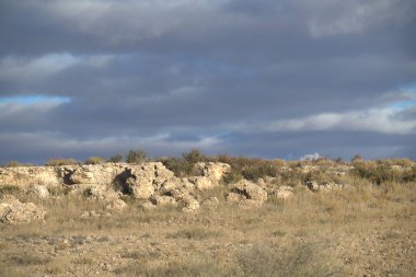 Mavi gökyüzü olan bir kaya oluşumunun yakın plan çekimi.